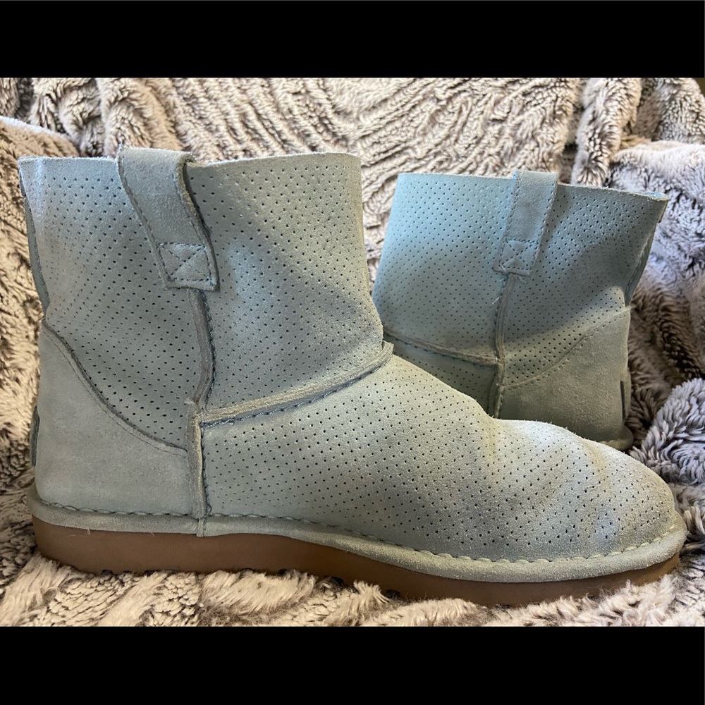 **UGG, Used Woman’s Classic Unlined Mini boots